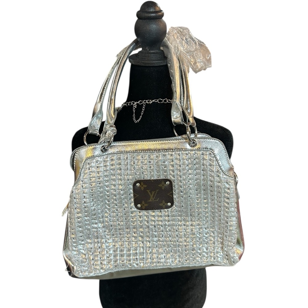 NEW Shiny Silver Purse with Authentic Designer Patch NEW & COA - Picture 2 of 11